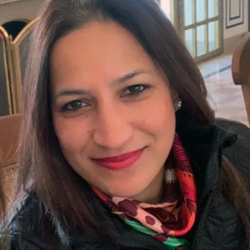 woman-enjoying-vr-headset2